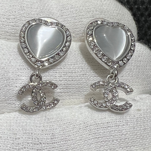 Chanel CRYSTAL HEART DROP DANGLE EARRINGS bq40016