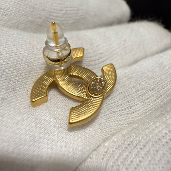 CHANEL studs EARRING PIERCED GOLD TONE  CC STUDS medium ed20212