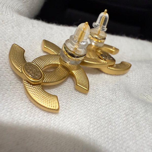CHANEL studs EARRING PIERCED GOLD TONE  CC STUDS medium ed20212