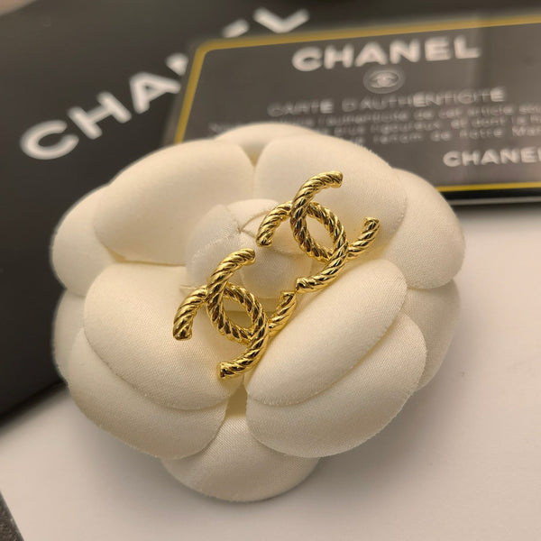 CHANEL CC twist cantline light gold tone EARRING STUDS small es10047