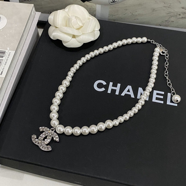 CHANEL 18k white gold pendant necklace pearl strass silver tone NL10032