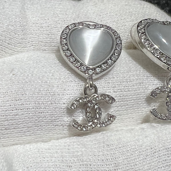 Chanel CRYSTAL HEART DROP DANGLE EARRINGS bq40016