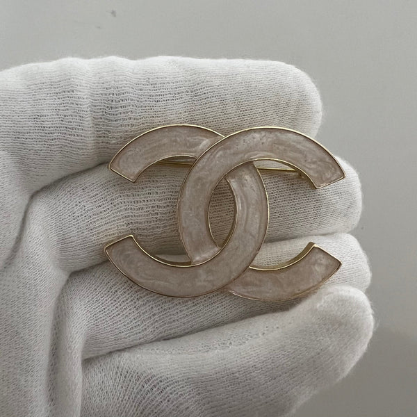 CHANEL BROOCH in Light Gold tone BH.40026