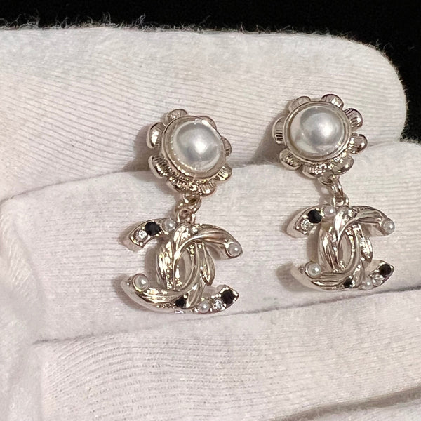 Chanel 18k gold pearl DANGLE EARRINGS No.3412-BQ40022