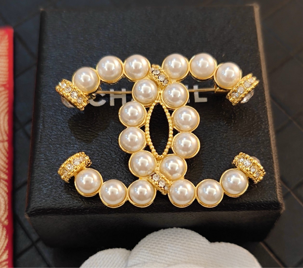 CHANEL BROOCH white pearl gold tone BH.40038