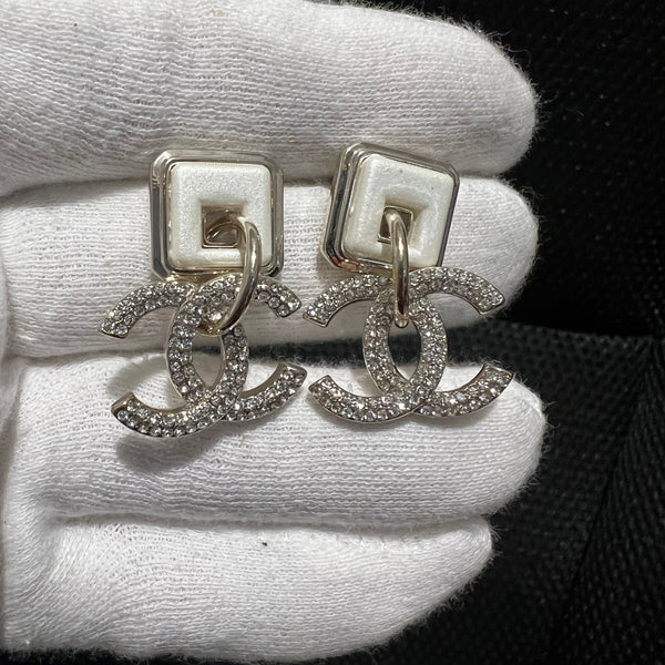Chanel White Resin Circle Hoop Dangle Earrings ED20004
