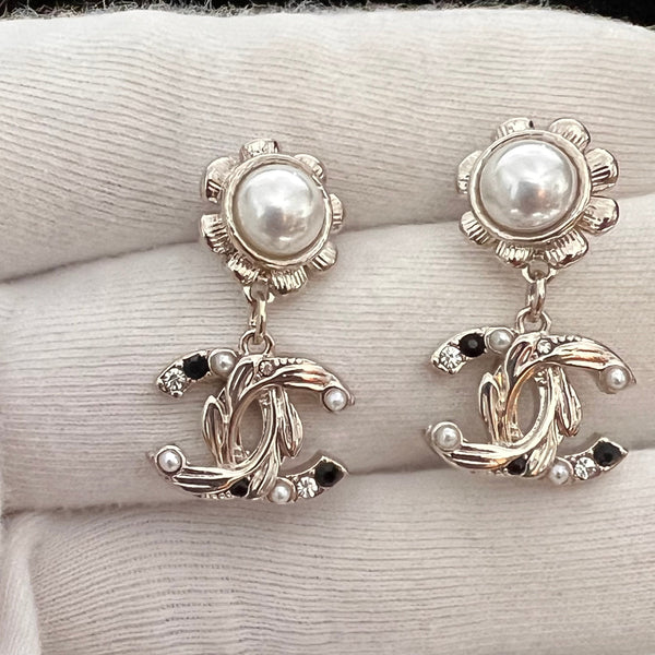 Chanel 18k gold pearl DANGLE EARRINGS No.3412-BQ40022