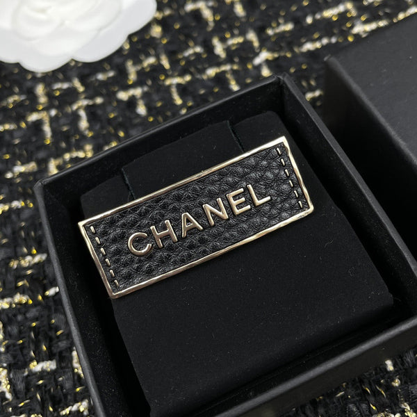 CHANEL LEATHER BROOCH bh.40091