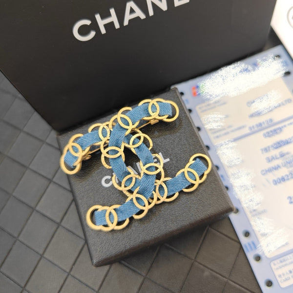 CHANEL GOLD TONE BROOCH cloth braided bh.40088