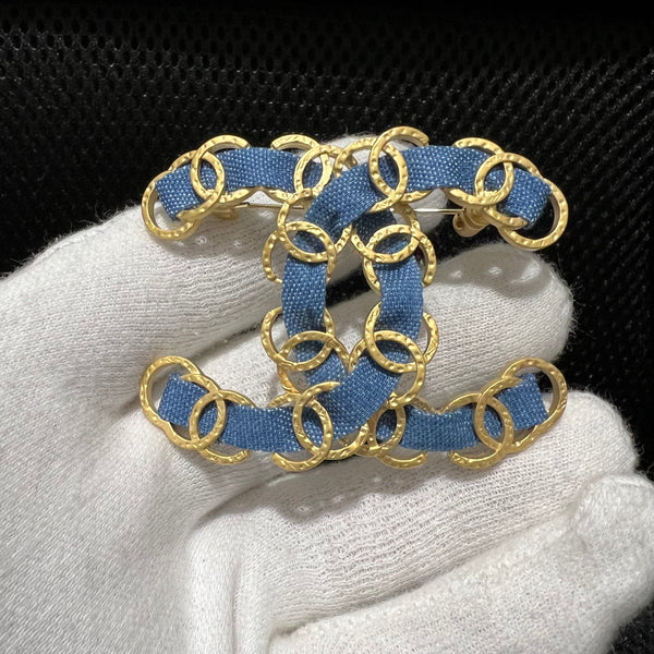 CHANEL GOLD TONE BROOCH cloth braided bh.40088