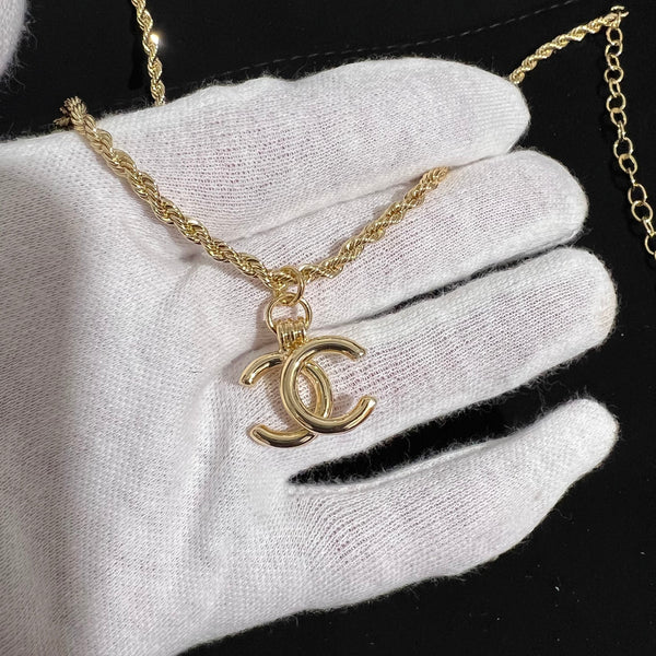 CHANEL CC Gold Circle Pendant Necklace NL10068