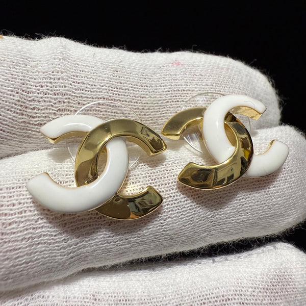 CHANEL GOLD WHITE EARRING STUDS CC LOGO ED20142
