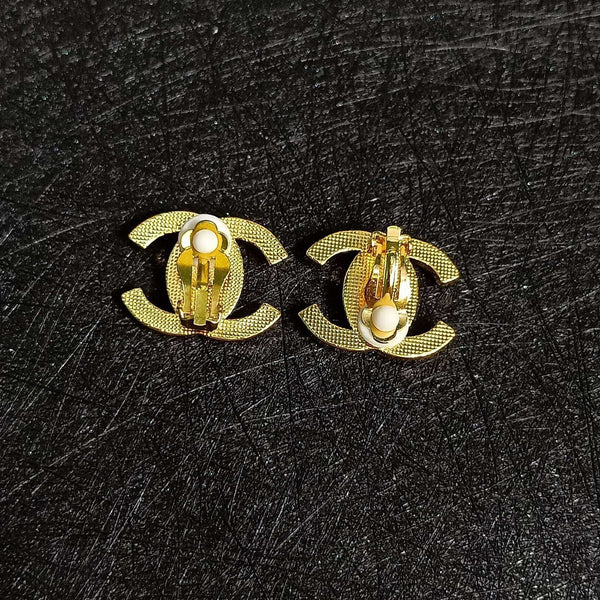 Chanel Large gold CC clip on earring studs ES10071