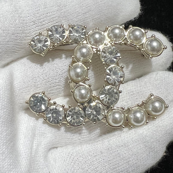 CHANEL PEARL BROOCH BH.40053