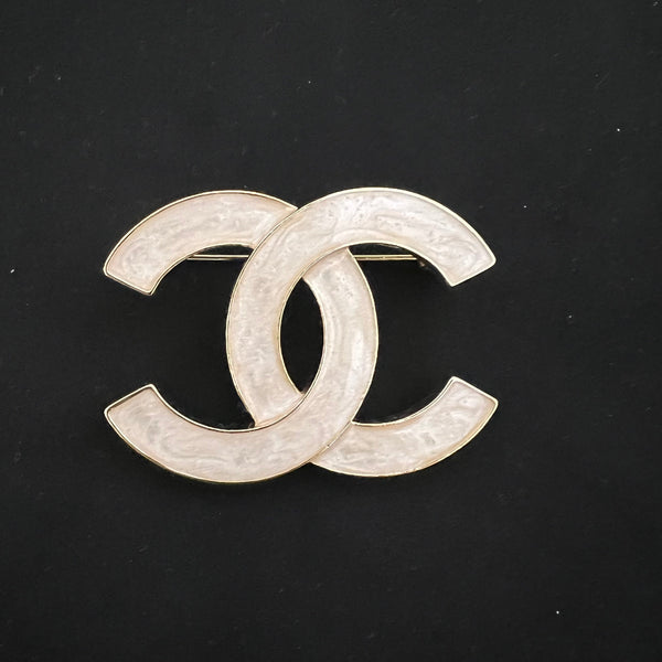 CHANEL BROOCH in Light Gold tone BH.40026