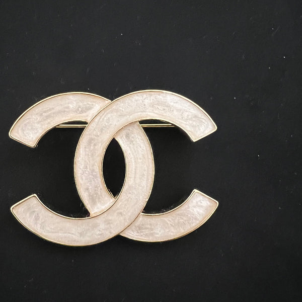 CHANEL BROOCH in Light Gold tone BH.40026