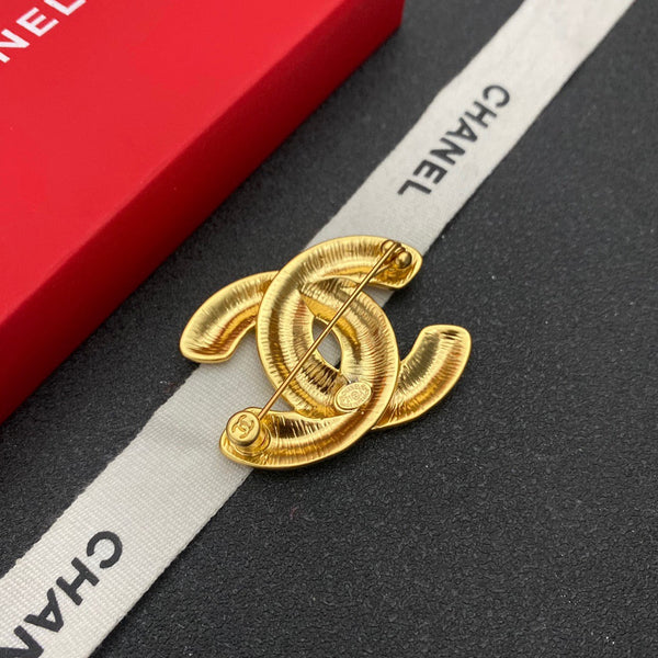 CHANEL GOLD BROOCH  bh40081