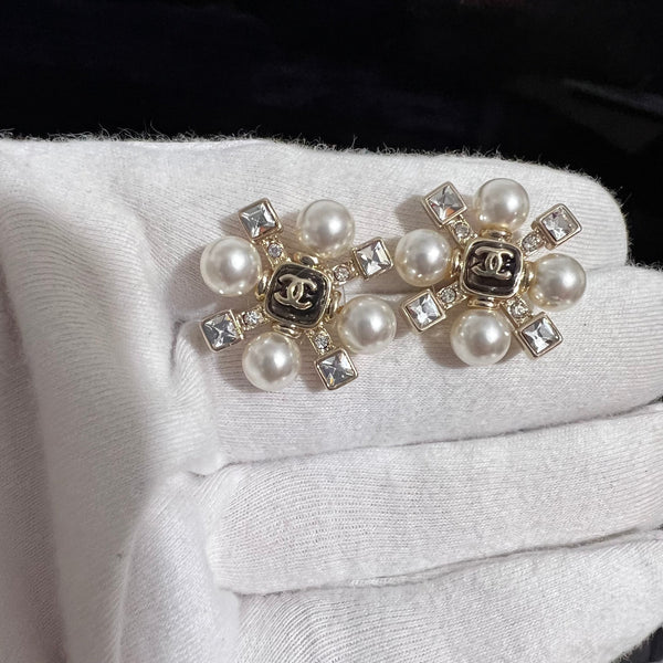 CHANEL Pearl Strass Shiny Earrings Studs es10066
