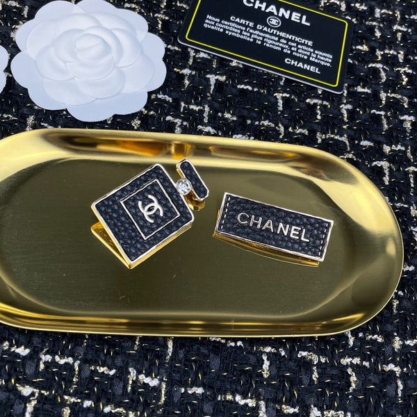 CHANEL LEATHER BROOCH bh.40091