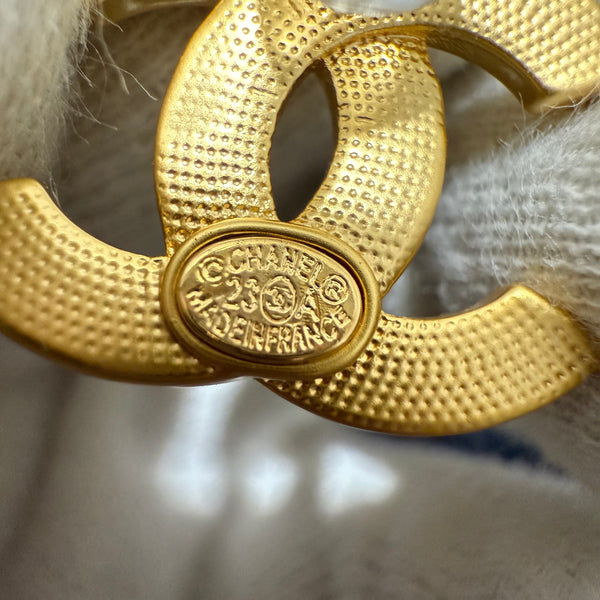 CHANEL studs EARRING PIERCED GOLD TONE  CC STUDS medium ed20212