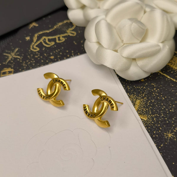 CHANEL studs EARRING PIERCED GOLD TONE  CC STUDS medium ed20212