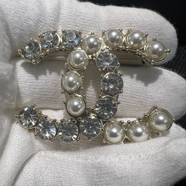 CHANEL PEARL BROOCH BH.40053