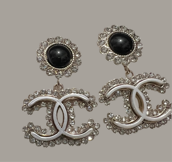 CHANEL 18k gold black agate dangle earrings ED20257