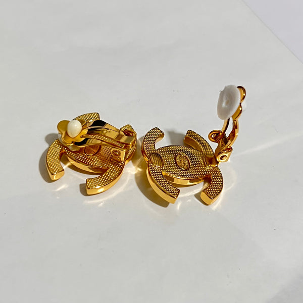 Chanel Large gold CC clip on earring studs ES10071