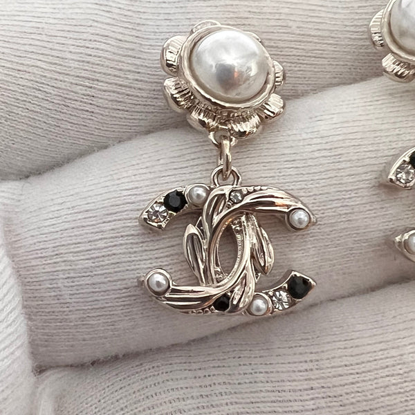 Chanel 18k gold pearl DANGLE EARRINGS No.3412-BQ40022