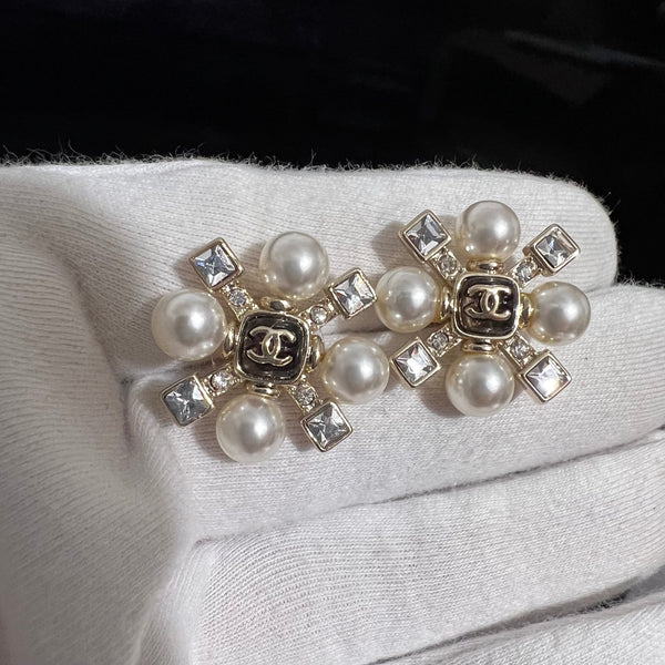 CHANEL Pearl Strass Shiny Earrings Studs es10066