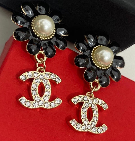 CHANEL 18k gold chrysanthemum drop earrings BQ40021