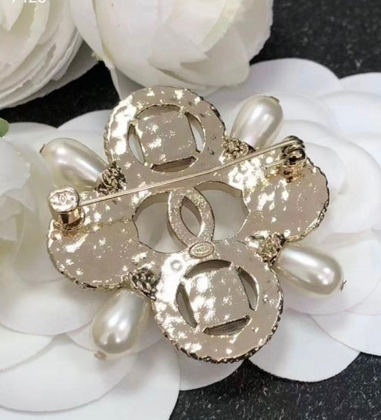 CHANEL CRYSTAL PEARL BROOCH bh40073