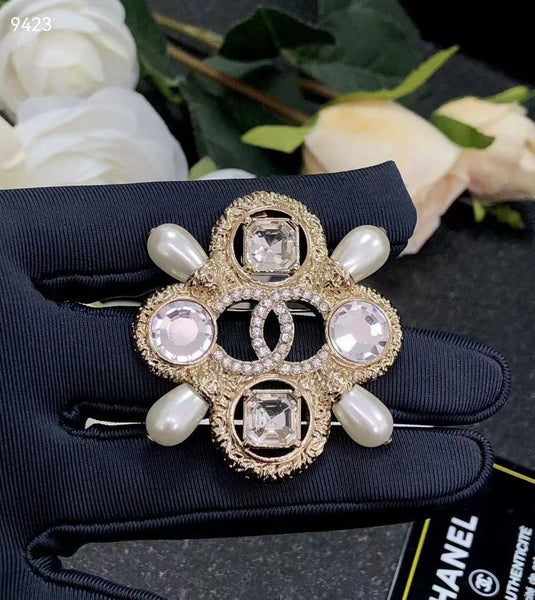 CHANEL CRYSTAL PEARL BROOCH bh40073