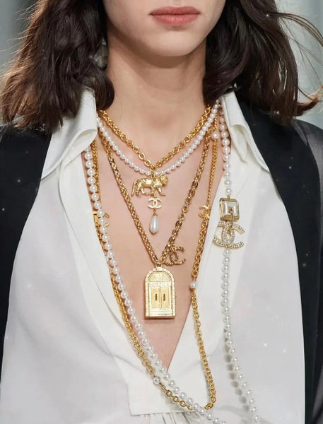 Chanel CC Belt or long pearl lion necklace in gold tone NL10073