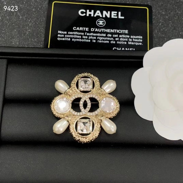 CHANEL CRYSTAL PEARL BROOCH bh40073