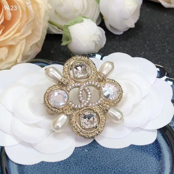 CHANEL CRYSTAL PEARL BROOCH bh40073