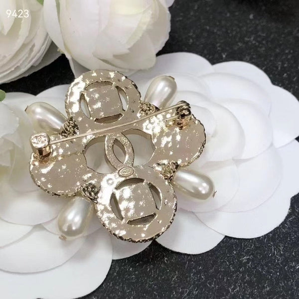 CHANEL CRYSTAL PEARL BROOCH bh40073