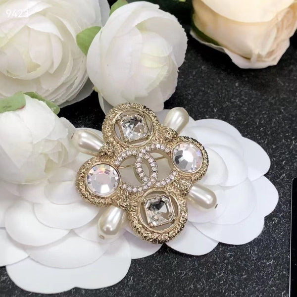 CHANEL CRYSTAL PEARL BROOCH bh40073