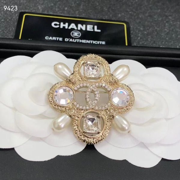CHANEL CRYSTAL PEARL BROOCH bh40073