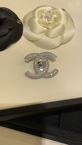 CHANEL 18k gold LOCK BROOCH BH.40056 38x50mm