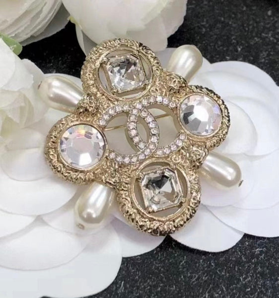 CHANEL CRYSTAL PEARL BROOCH bh40073