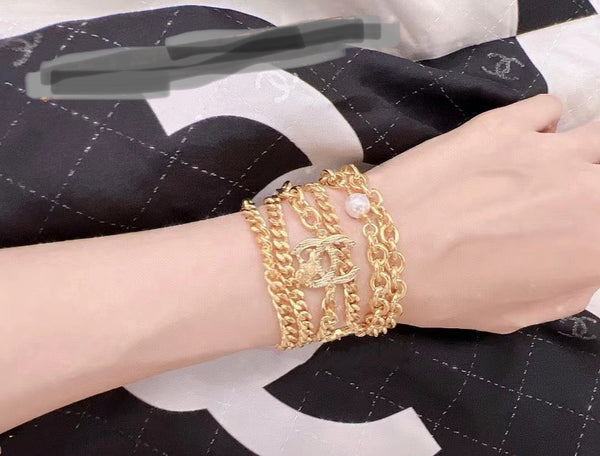 Chanel CC Belt or long pearl lion necklace in gold tone NL10073